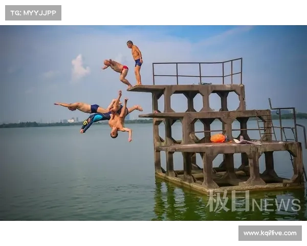 社区游泳池增设跳台，满足业余爱好者